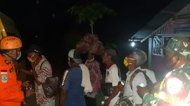 Evakuasi warga korban erupsi Gununh Ile Lewotolol, Senin (30/11) malam