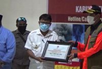 Kepala BNPB Doni Munardo menyerahkan bantuan bagi korban erupsi Gunung Ile Lewotolok, Rabu (2/12) (foto: istimewa)