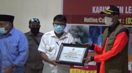 Kepala BNPB Doni Munardo menyerahkan bantuan bagi korban erupsi Gunung Ile Lewotolok, Rabu (2/12) (foto: istimewa)