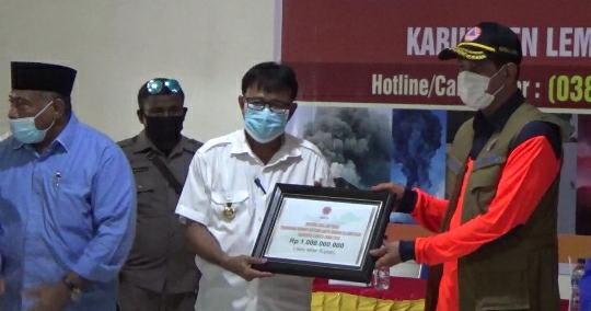Kepala BNPB Doni Munardo menyerahkan bantuan bagi korban erupsi Gunung Ile Lewotolok, Rabu (2/12) (foto: istimewa)