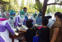 Suasana pelaksanaan rapid test bagi pengungsi Gunung Ile Lewotolok, Sabtu (5/12) (foto: istimewa)