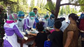 Suasana pelaksanaan rapid test bagi pengungsi Gunung Ile Lewotolok, Sabtu (5/12) (foto: istimewa)