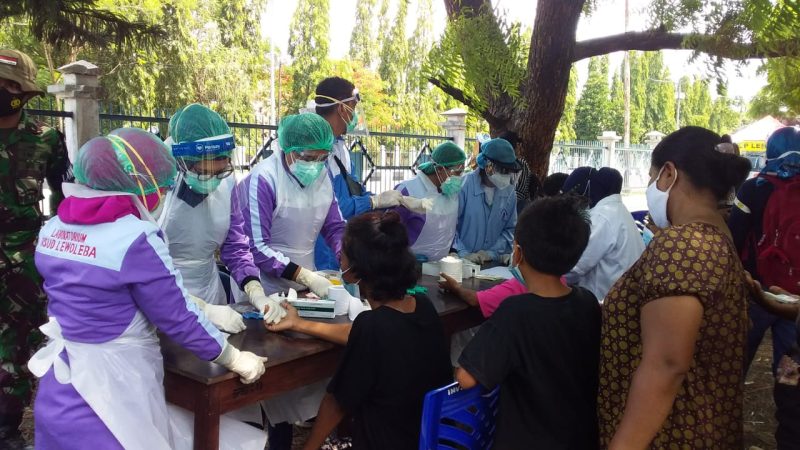 Suasana pelaksanaan rapid test bagi pengungsi Gunung Ile Lewotolok, Sabtu (5/12) (foto: istimewa)