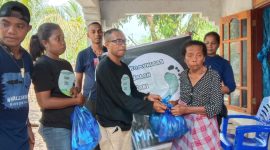 KJK Maumere menyalurkan bantuan kemanusiaan kepada pengungsi erupsi Gunung Ile Lewotolok, Minggu (6/12) (foto: istimewa)