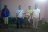 Ketua BPAN FBT Andreas Lawe menyerahkan bantuan ternak babi, Jumat (11/12)