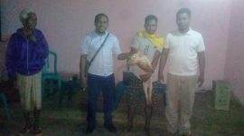 Ketua BPAN FBT Andreas Lawe menyerahkan bantuan ternak babi, Jumat (11/12)