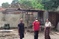 Camat Bola meninjau korban bencana puting beliung di wilayahnya, pekan lalu 