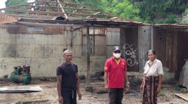 Camat Bola meninjau korban bencana puting beliung di wilayahnya, pekan lalu 