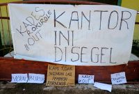 Warga segel Kantor Desa Rokirole di Kecamatan PaluE beberapa waktu lalu, setelah kepala desa tertangkap berada di hotel bersama wanita idaman lain (foto: istimewa)
