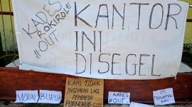 Warga segel Kantor Desa Rokirole di Kecamatan PaluE beberapa waktu lalu, setelah kepala desa tertangkap berada di hotel bersama wanita idaman lain (foto: istimewa)
