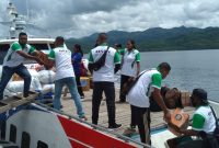 Tim Peduli Ile Lewotolok SMPK Frater Maumere memindahkan barang bantuan ke kapal motor di Pelabuhan Larantuka, Jumat (18/12)