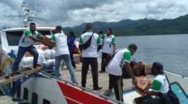 Tim Peduli Ile Lewotolok SMPK Frater Maumere memindahkan barang bantuan ke kapal motor di Pelabuhan Larantuka, Jumat (18/12)