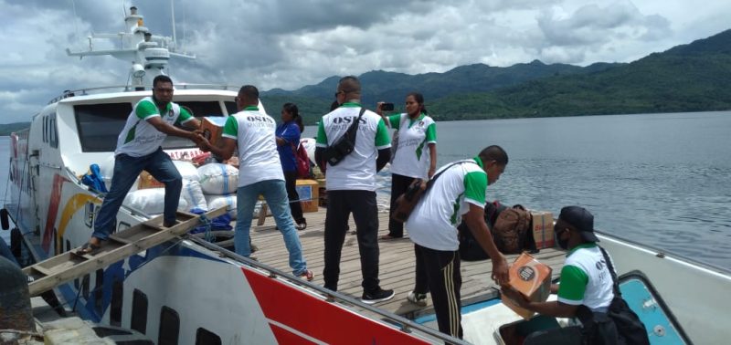 Tim Peduli Ile Lewotolok SMPK Frater Maumere memindahkan barang bantuan ke kapal motor di Pelabuhan Larantuka, Jumat (18/12)