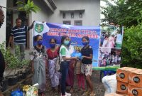 Ketua OSIS Spater Maumere menyerahkan bantuan kepada pengungsi, Sabtu (19/12)