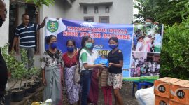 Ketua OSIS Spater Maumere menyerahkan bantuan kepada pengungsi, Sabtu (19/12)