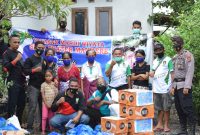 Penyerahan bantuan kemanusiaan dari Spater Peduli Ilelewotolok kepada para pengungsi, Sabtu (19/12) (foto: istimewa)