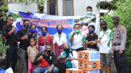 Penyerahan bantuan kemanusiaan dari Spater Peduli Ilelewotolok kepada para pengungsi, Sabtu (19/12) (foto: istimewa)