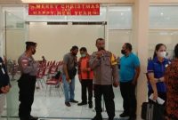 Kabag Ops Polres Sikka AKP Wilhelmus Sinlae membubarkan kegiatan launching pajak online dan sosialisasi HAKI, Senin  (21/12) (foto: istimewa)