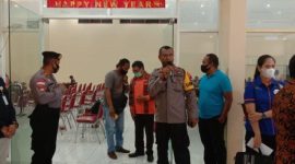 Kabag Ops Polres Sikka AKP Wilhelmus Sinlae membubarkan kegiatan launching pajak online dan sosialisasi HAKI, Senin  (21/12) (foto: istimewa)