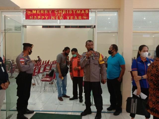 Kabag Ops Polres Sikka AKP Wilhelmus Sinlae membubarkan kegiatan launching pajak online dan sosialisasi HAKI, Senin  (21/12) (foto: istimewa)