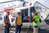 Staf BPBD Sikka melakukan pantauan udara dengan menggunakan helikopter BNPB, Selasa (22/12) (foto: istimewa)