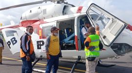 Staf BPBD Sikka melakukan pantauan udara dengan menggunakan helikopter BNPB, Selasa (22/12) (foto: istimewa)