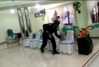 Tim Jihandak sedang sterilisasi gereja, Kamis (24/12) (foto: istimewa)