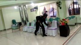 Tim Jihandak sedang sterilisasi gereja, Kamis (24/12) (foto: istimewa)