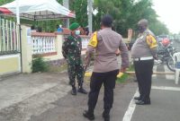 Dandim Sikka dan Kapolres Sikka di depan pintu masuk Gereja Katedral, Kamis (24/12) (foto: istimewa)