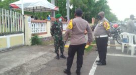 Dandim Sikka dan Kapolres Sikka di depan pintu masuk Gereja Katedral, Kamis (24/12) (foto: istimewa)