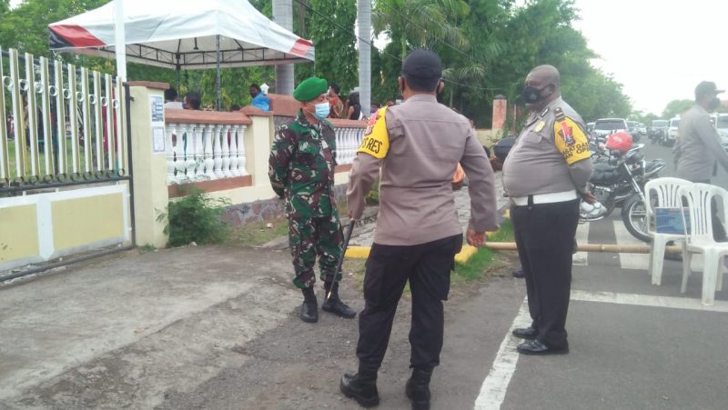 Dandim Sikka dan Kapolres Sikka di depan pintu masuk Gereja Katedral, Kamis (24/12) (foto: istimewa)