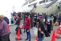 Penumpang yang turun dari KM Lambelu, Selasa (29/12) pagi
