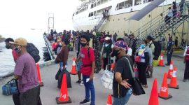 Penumpang yang turun dari KM Lambelu, Selasa (29/12) pagi
