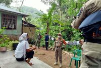 Kasat Pol PP dan Damkar Sikka Adeodatus Buang da Cunha sedang negosiasi dengan salah satu warga yang kabur dari lokasi karantina terpusat, Kamis (31/12) (foto: istimewa)