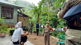 Kasat Pol PP dan Damkar Sikka Adeodatus Buang da Cunha sedang negosiasi dengan salah satu warga yang kabur dari lokasi karantina terpusat, Kamis (31/12) (foto: istimewa)