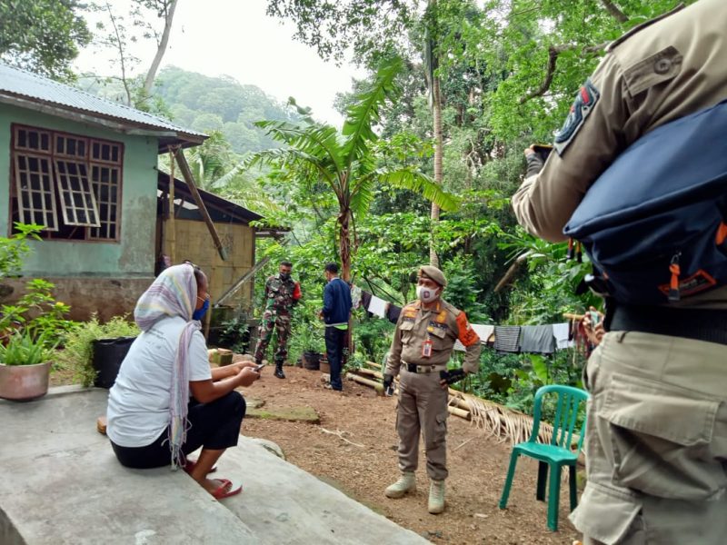 Kasat Pol PP dan Damkar Sikka Adeodatus Buang da Cunha sedang negosiasi dengan salah satu warga yang kabur dari lokasi karantina terpusat, Kamis (31/12) (foto: istimewa)