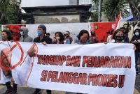 Massa menuntut polisi menangkap pelanggar prokes, Senin (7/12) (foto: istimewa)