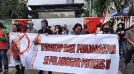 Massa menuntut polisi menangkap pelanggar prokes, Senin (7/12) (foto: istimewa)
