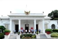 Presiden Jokowi bersama Wapres Ma'ruf Amin pose bersama 6 menteri baru, Selasa (22/12)