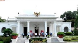 Presiden Jokowi bersama Wapres Ma'ruf Amin pose bersama 6 menteri baru, Selasa (22/12)