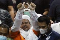 Pemimpin FPI Muhammad Rizieq Shihab mengenakan baju tahanan seusai menjalani pemeriksaan di Polda Metro Jaya, Jakarta Pusat, Minggu (13/12) dini hari (foto: istimewa)