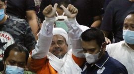 Pemimpin FPI Muhammad Rizieq Shihab mengenakan baju tahanan seusai menjalani pemeriksaan di Polda Metro Jaya, Jakarta Pusat, Minggu (13/12) dini hari (foto: istimewa)
