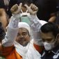 Pemimpin FPI Muhammad Rizieq Shihab mengenakan baju tahanan seusai menjalani pemeriksaan di Polda Metro Jaya, Jakarta Pusat, Minggu (13/12) dini hari (foto: istimewa)