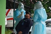 Ketua PN Maumere Johnicol Richard Frans Sine menjalani rapid tes antigen di Labkesda Dinkes Sikka, Selasa (5/1).