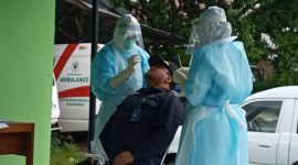 Ketua PN Maumere Johnicol Richard Frans Sine menjalani rapid tes antigen di Labkesda Dinkes Sikka, Selasa (5/1).