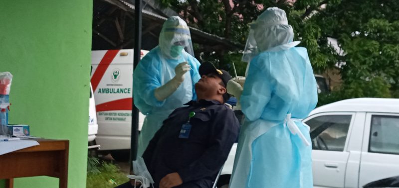 Ketua PN Maumere Johnicol Richard Frans Sine menjalani rapid tes antigen di Labkesda Dinkes Sikka, Selasa (5/1).