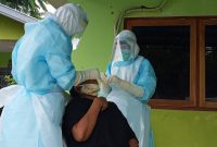 Ibu kandung MEL menjalani rapid tes antigen di Labkesda Dinkes Sikka, Selasa (5/1) 
