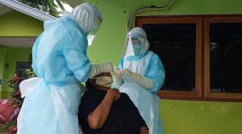 Ibu kandung MEL menjalani rapid tes antigen di Labkesda Dinkes Sikka, Selasa (5/1) 