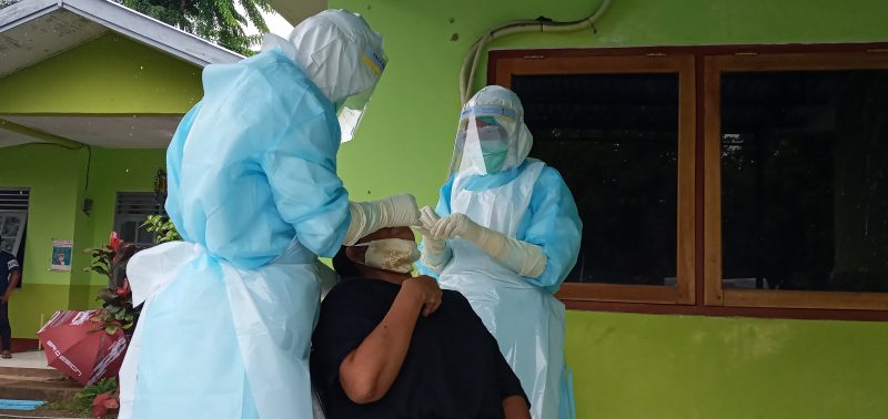 Ibu kandung MEL menjalani rapid tes antigen di Labkesda Dinkes Sikka, Selasa (5/1) 
