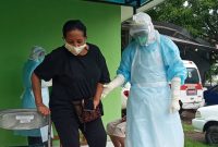 Ibu kandung MEL di Labkesda Dinkes Sikka, Selasa (5/1)